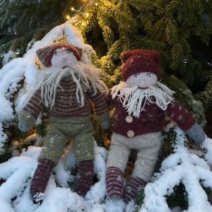 Billede af to strikkede nisser ved juletræ