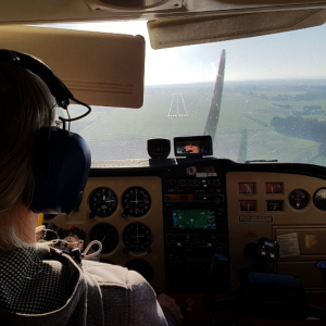 Billede af kvindelig pilot i cockpit, som flyver et motorfly. Credit Skive Motorflyveklub